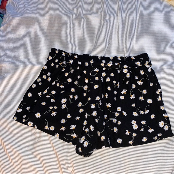 Paper bag shorts - Picture 3 of 4